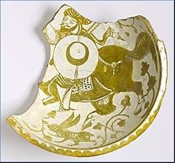 Fragmento de un cuenco que representa a un guerrero montado, siglo XI. Dinastía fatimí, encontrada en Fustat, Egipto. Museo de Brooklyn